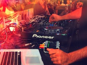 Le métier de DJ en discothèque